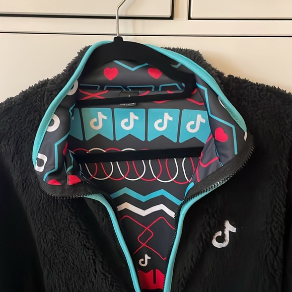 Rare TikTok Fleece - Picture 3 of 5